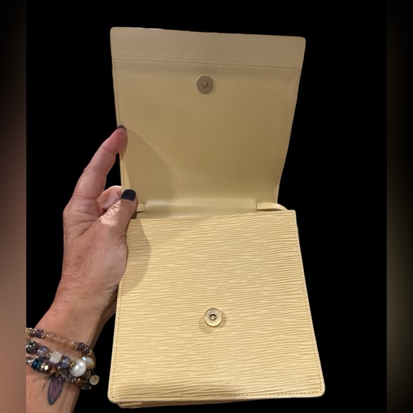 Auth. LOUIS VUITTON "Biarritz" Epi Leather Cream Adjustable Shoulder Bag EUC - Picture 7 of 12